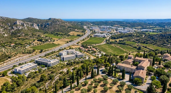 Vue aérienne ou perspective d'une région provençale montrant la géographie et l'environnement professionnel, avec des éléments distinctifs du territoire (routes, zones d'activité, espaces naturels méditerranéens). L'image doit représenter visuellement la couverture territoriale de Magnitude Formations : la zone Provence-Alpes-Côte d'Azur, avec ses caractéristiques géographiques distinctes (vallées, reliefs, paysages diversifiés) qui différencient cette carte de celle d'une simple vue urbaine de Salon-de-Provence ou d'une architecture méditerranéenne typique.