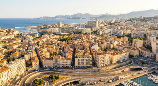 Paysage urbain ou architectural caractéristique de la région Provence-Alpes-Côte d'Azur, montrant la géographie et l'environnement professionnel des Bouches-du-Rhône. Pourrait être : vue aérienne d'une ville provençale avec ses quartiers d'affaires, architecture méditerranéenne typique, ou paysage régional montrant la diversité du territoire couvrant Marseille, Aix-en-Provence ou autre localité significative de la région. Image professionnelle, lumineuse et représentative de la région PACA.