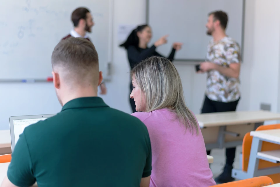 Un public diversifié de professionnels écoute attentivement un conférencier lors d'une conférence, saisissant l'essence de l'engagement et de l'apprentissage dans un environnement d'entreprise