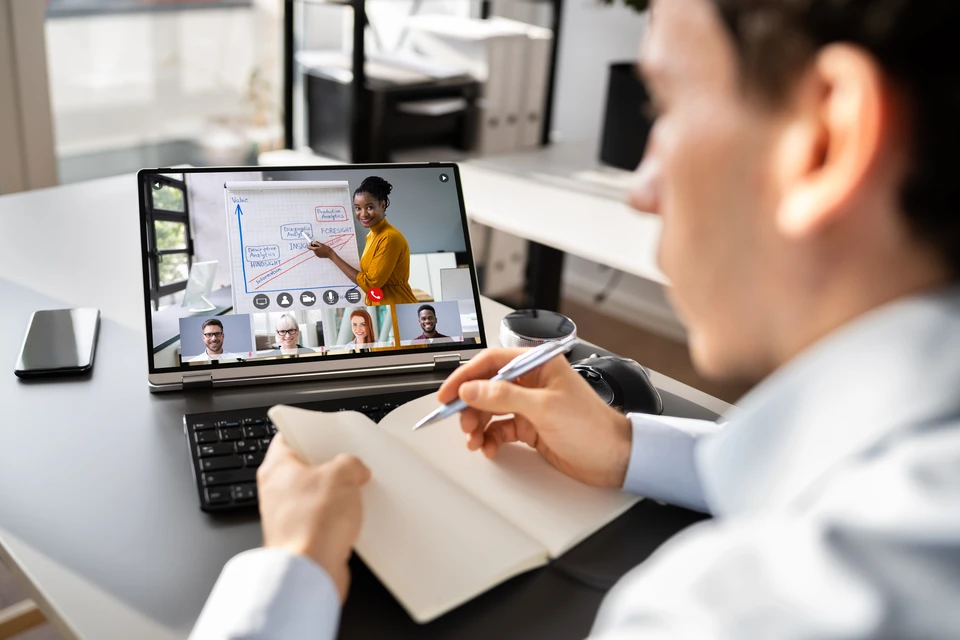 Femme d'affaires âgée d'âge moyen regardant un cours de formation professionnelle, webinaire en ligne sur le travail à distance sur ordinateur portable, apprentissage à distance depuis le bureau à domicile, conférence téléphonique lors d'une réunion de discussion virtuelle